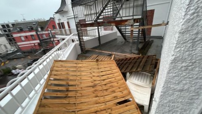 La tempête Ciaran fait de premiers dégâts : arbres tombés et foyers privés d'électricité