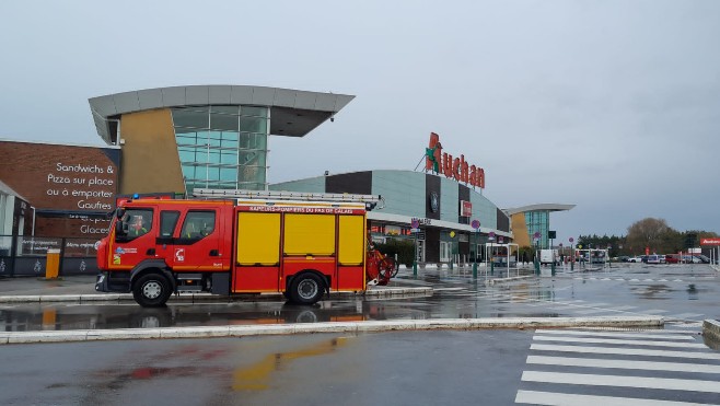Auchan Calais évacué en raison d’un colis suspect