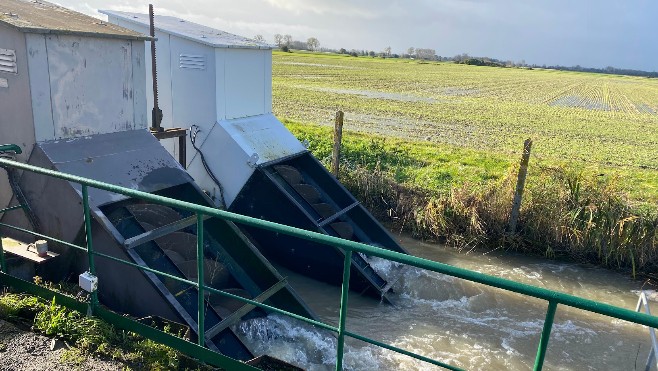 Inondations du Delta de l'AA : les petites marées empêchent l'évacuation rapide de l'eau malgré un fonctionnement des pompes jours et nuits...