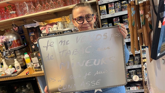 Abbeville: la gérante d'un bar tabac lutte contre la consommation des mineurs avec humour