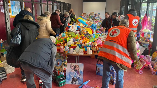 A Boulogne sur mer, des milliers de jouets collectés lors de l'opération du Bus de Noël de Marinéo !