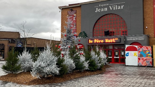 A Coudekerque-Branche, découvrez dès ce vendredi soir le marché de Noël et sa forêt de sapins décorés par les écoliers.