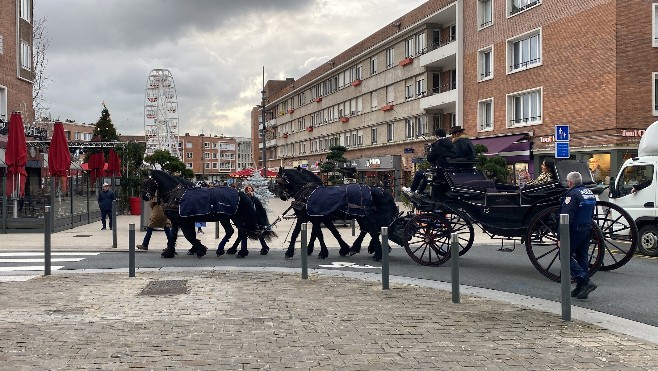 Dunkerque : les tours en calèche offerts par les commerçants amusent et apportent la magie de Noël...