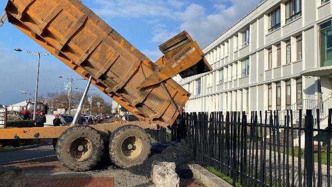 A Boulogne sur mer, une soixantaine d'agriculteurs déversent la boue de La Liane devant les services de l'Etat.