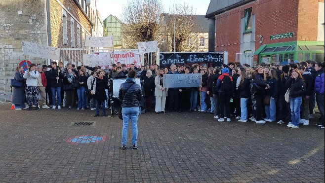 Manifestation devant le lycée Woillez à Montreuil contre 7 suppressions de postes