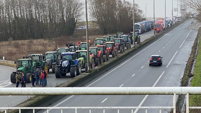 La FNSEA et les jeunes Agriculteurs appellent à suspendre les blocages sur les routes