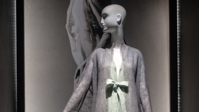 La Cité de la Dentelle et de la Mode à Calais prête deux pièces de ses collections au musée Yves Saint Laurent à Paris