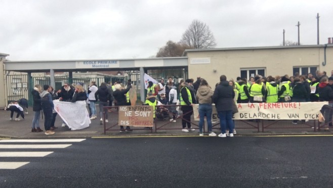 Calais : près de 80 personnes rassemblées mardi devant l’école Montréal pour protester contre les suppressions de classes