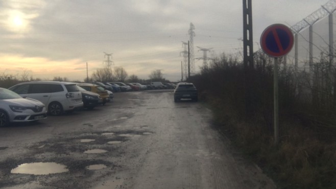 Mise en place de panneaux aux abords de la gare de Calais-Fréthun pour empêcher le stationnement sauvage. Qu’en pensent les usagers ?
