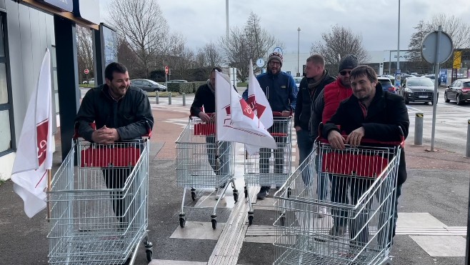 Action coup de poing des agriculteurs dans deux grandes surfaces du Montreuillois