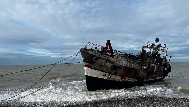 Cayeux: la dépollution de la coque du navire échoué debute lundi