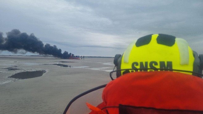 Baie de Somme : 11 migrants secourus par la SNSM de Berck près d'un canot en feu sur un banc de sable !