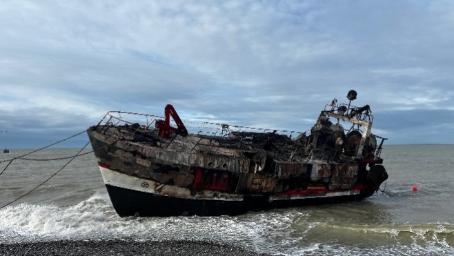 Cayeux-sur-Mer : le démantèlement du chalutier Alexis IV continue