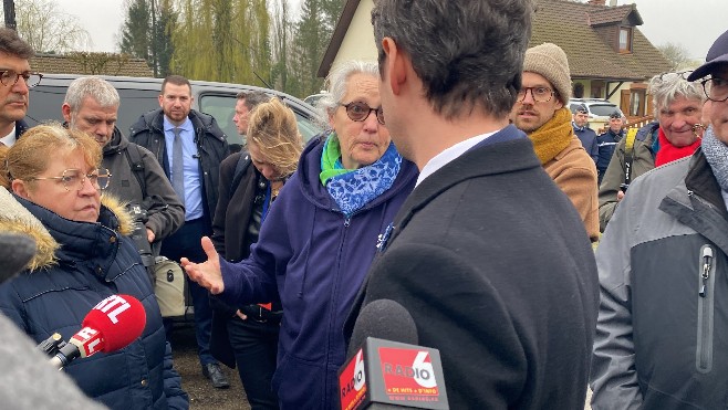 Inondations : Gabriel Attal confronté à l'impatience des habitants...