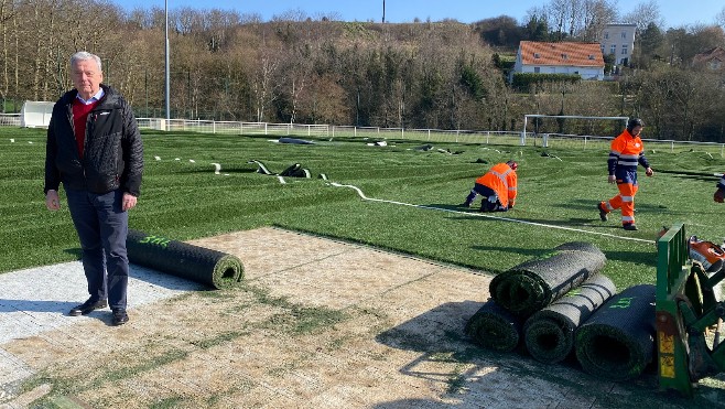 Initiative originale à Wimille: le terrain synthétique est vendu en rouleaux aux habitants !