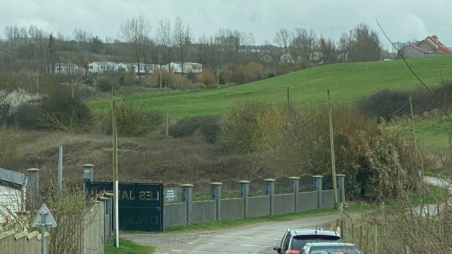 Wimereux : les riverains dénoncent l'extension d'un camp de gens du voyage sédentarisés et l'abandon du chemin d'Honvault par le maire.