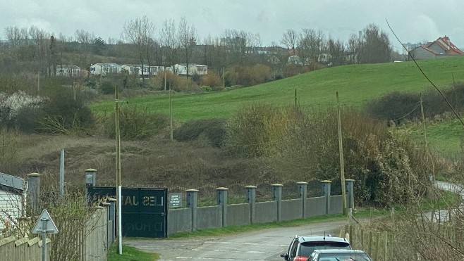 Wimereux : les riverains dénoncent l'extension d'un camp de gens du voyage sédentarisés et l'abandon du chemin d'Honvault par le maire. 