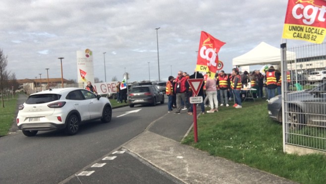 Mobilisation syndicale devant l’hôpital de Calais