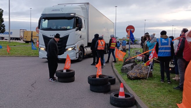 Nouvelle mobilisation des salariés à Auchan Calais et Saint-Martin-Boulogne 