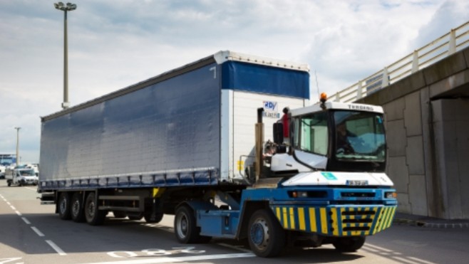 Le non-accompagné à l’arrêt au port de Calais