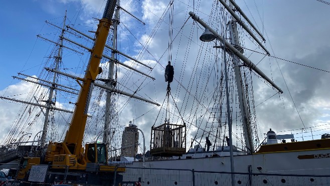 A Dunkerque, le démâtage du voilier-école Duchesse Anne est en cours.
