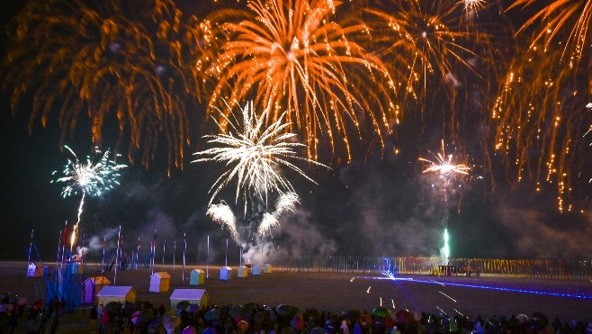 Retour sur le superbe feu d’artifice de clôture des Rencontres Internationales de Cerfs-Volants à Berck.