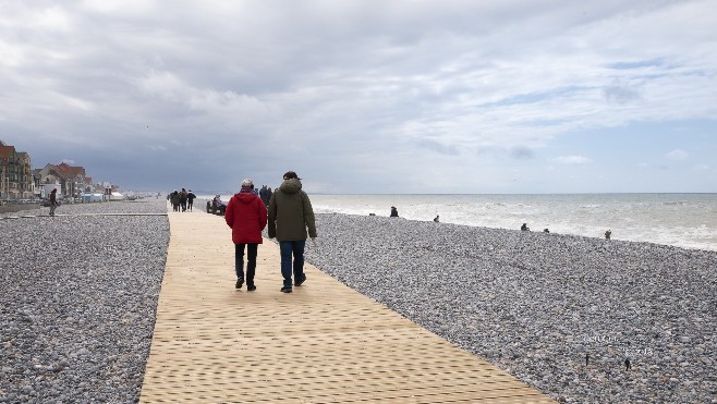 Cayeux: après la tempête Pierrick, le chemin de planches presque réinstallé
