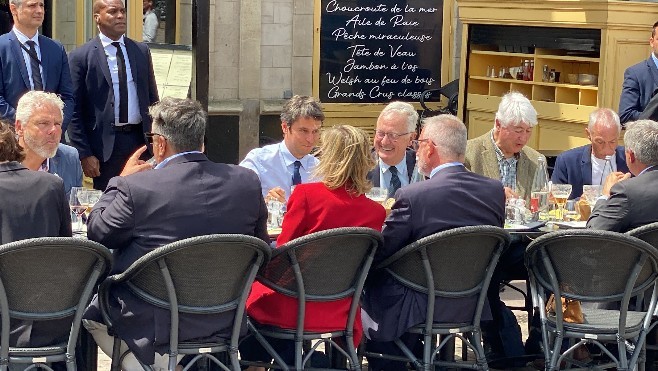 A Boulogne sur mer, le premier ministre Gabriel Attal lance les législatives à table en terrasse place Dalton !