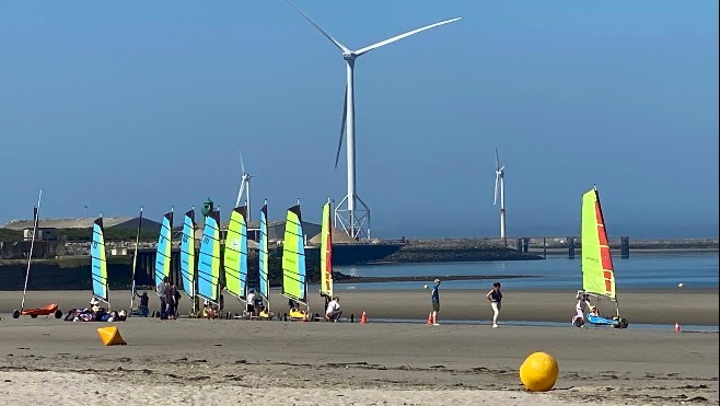 Les Escapades : A Boulogne sur mer, testez le char à voile sur la plage !