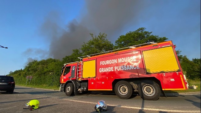 Hesdin l'Abbé : un énorme incendie avec risque d'explosion a détruit l'entreprise Trollé hier soir !