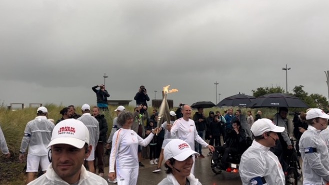 Des milliers de personnes rassemblées pour voir passer la flamme olympique à Calais
