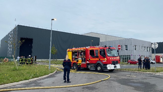Calais : Un incendie se déclenche dans un hangar de stockage des encombrants au SEVADEC.