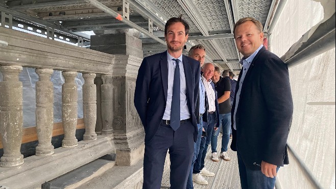 Bergues : l'assureur Axa a fait don d'un chèque de 100 000 euros pour les travaux de l'hôtel de ville.
