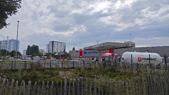 Calais : le parking du centre commercial Carrefour Mivoix évacué suite à une fuite de gaz.