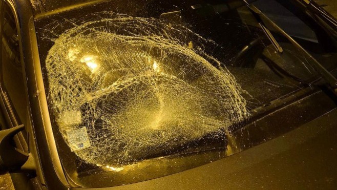 Des voitures vandalisées par des migrants à Malo-les-Bains après une tentative de traversée empêchée par la police.