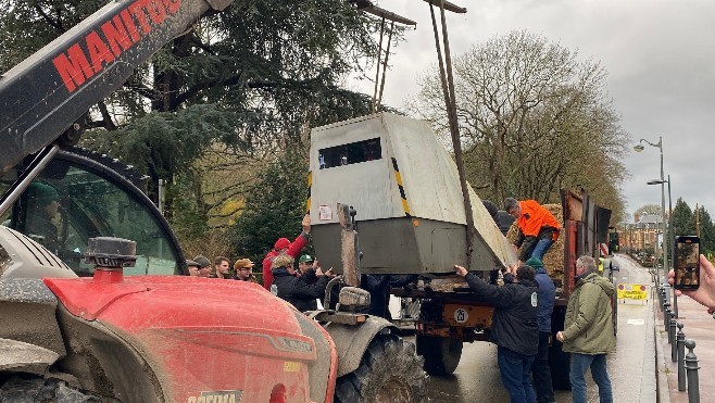 Saint-Omer : pour garder un œil sur l'institution des Wateringues, les agriculteurs déposent un radar mobile à sa porte !