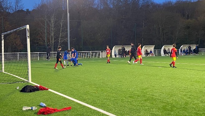 A Wimille, le terrain de foot synthétique refait à neuf, un an après avoir été emporté par les inondations !