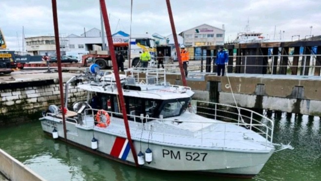 « Calidris », nouvelle vedette du Parc naturel marin mise à l’eau au port de Boulogne-sur-Mer.