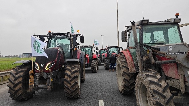 Calaisis : les agriculteurs ont bloqué l’A16 à la mi-journée avec 90 tracteurs sur les voies à proximité de Cité Europe.