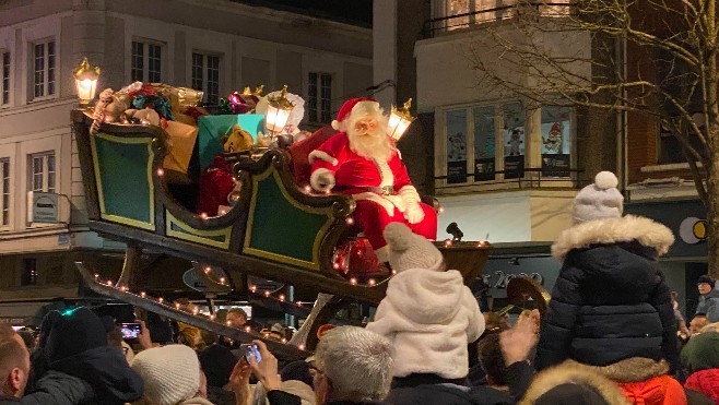 A Calais, la parade de Noël a rassemblé des milliers de personnes sur les boulevards !