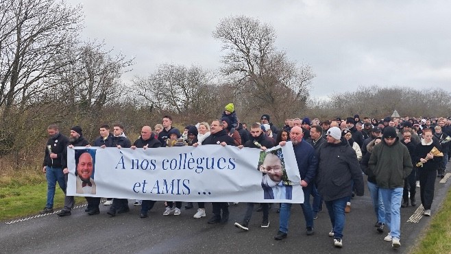 Loon-Plage : des centaines de personnes rassemblées lors de la marche blanche.