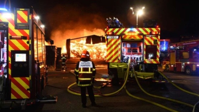 Andres : un individu placé en détention provisoire suite à l'incendie de deux hangars agricoles.