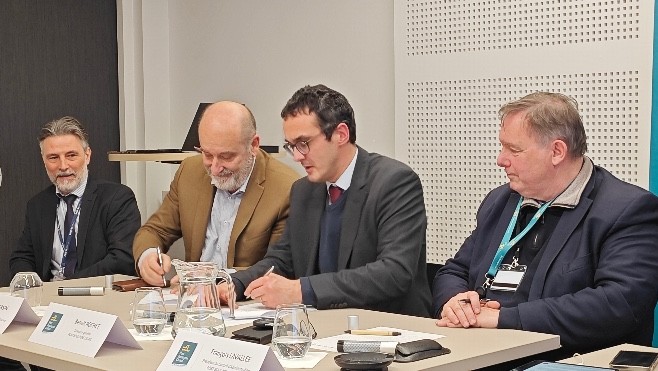 Une convention signée pour raccorder raccorder le port de Calais au réseau électrique à très haute tension.