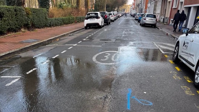 Calais : la rue Aristide Briand partiellement fermée suite à une fuite d'eau.