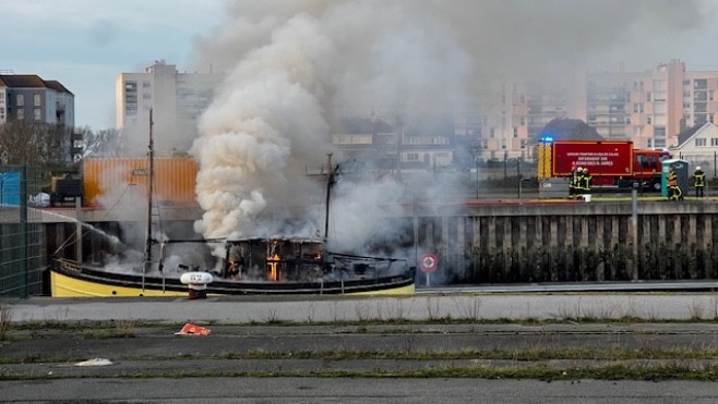 Un bateau en feu au port de plaisance de Calais.