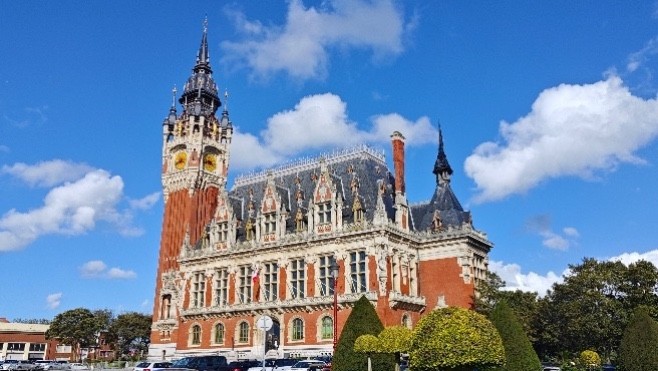 L’Hôtel de ville de Calais fête ses 100 ans cette année.
