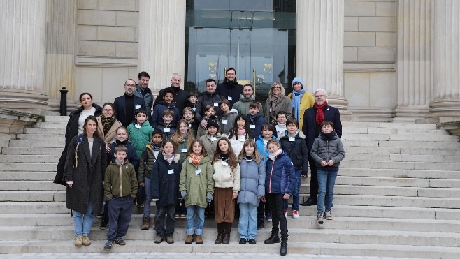 Des élèves de l’École Jeanne d’Arc du Touquet-Paris-Plage en visite au Palais Bourbon.