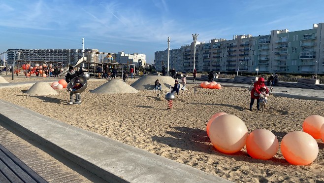 A Calais, le soleil et un air frais mais sec attirent les familles sur la digue !