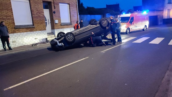 Bourbourg : une voiture termine sa course sur le toit 