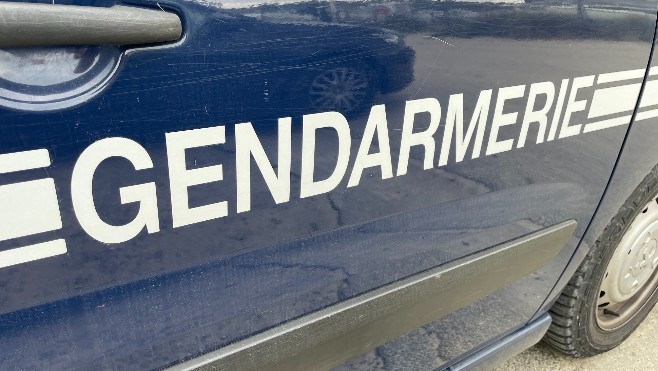 Un élève officier de gendarmerie en repos saisit un couteau des mains d'un migrant dans un train entre Lille et Calais.